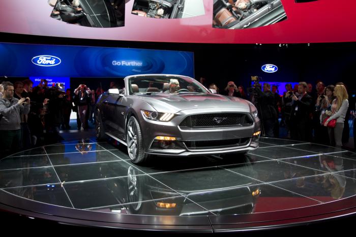 2015 Ford Mustang Convertible 3