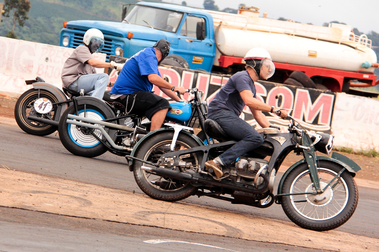 Categoria das Motos na pista_Duas Harley Davidson e uma Zumdapp de 1937 a frente